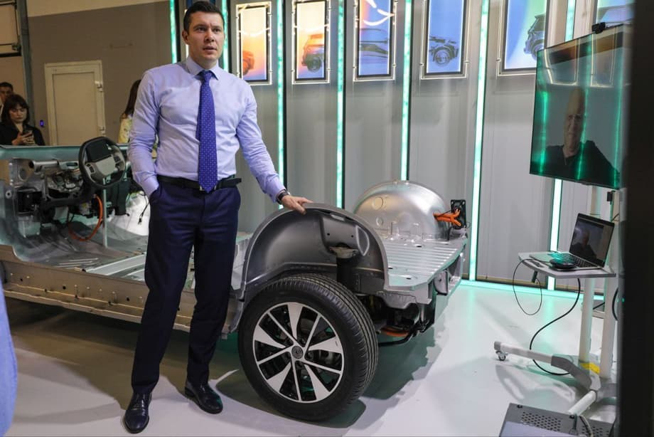 Алиханов в&nbsp;инжиниринговом центре «Кама»