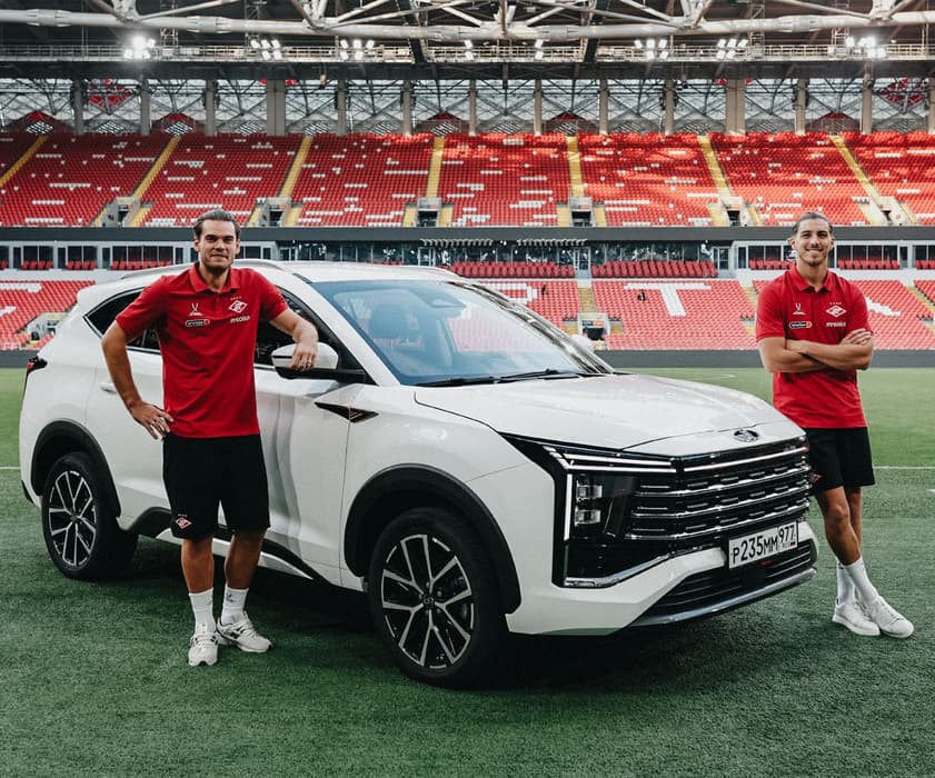 Футболисты на фоне новинки — автомобиля «Москвич 8»