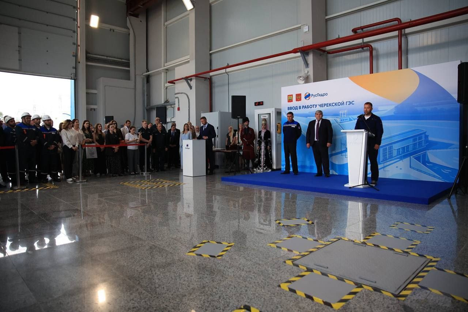 Фото с мероприятия по запуску ГЭС