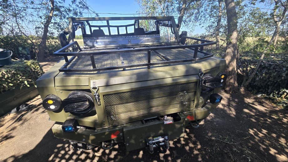 Военный транспортёр на базе советской «Нивы»