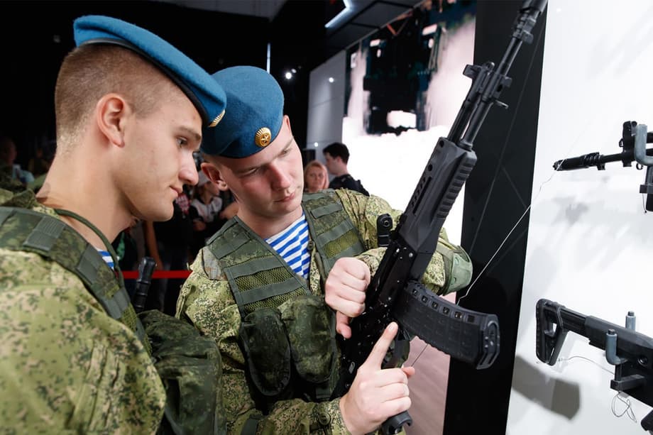 Бойцы ВДВ осматривают стенд со стрелковым оружием&nbsp;«Калашникова»