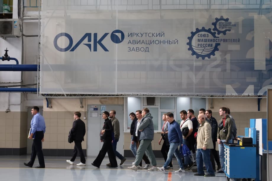 Представители ОКБ Сухого и Микояна на ИАЗ