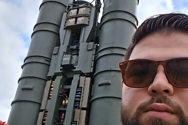 Асем Галуон рядом с российской зенитно-ракетной системой С-400