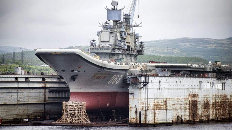 «Admiral Kuznetsov» en el dique flotante PD-50