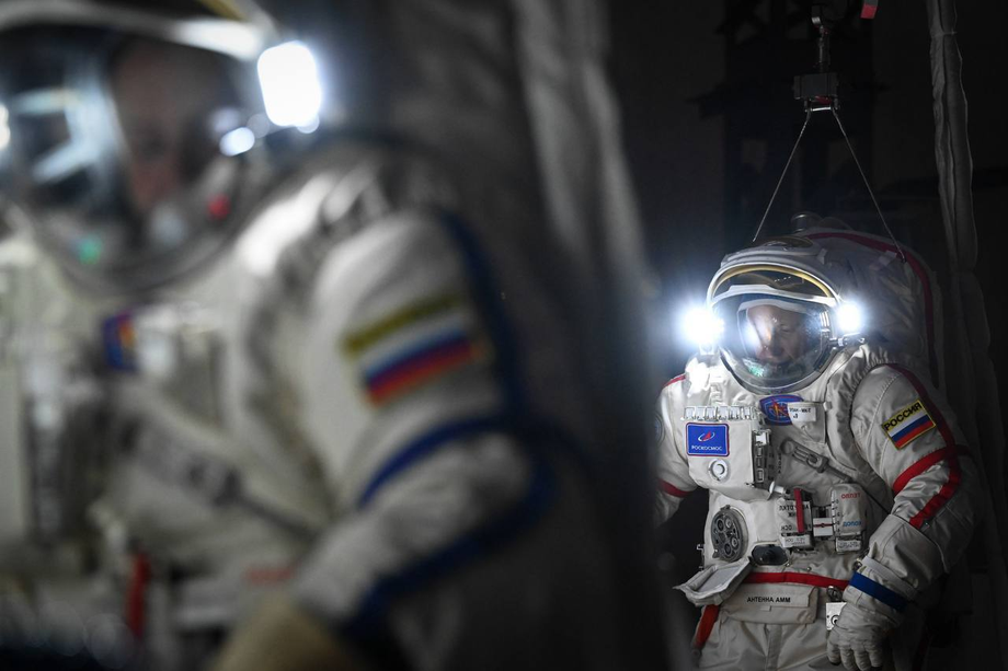 работа космонавтов в скафандре&nbsp;«Орлан-МКС» №7 на тренажере «Выход-2»