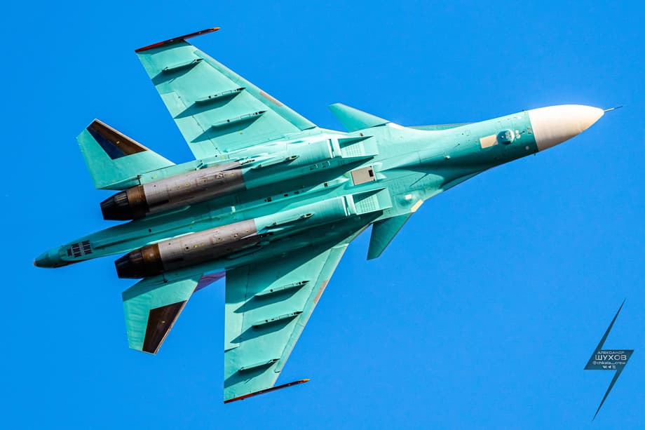 Су-34Э с таинственным модулем в носовой части