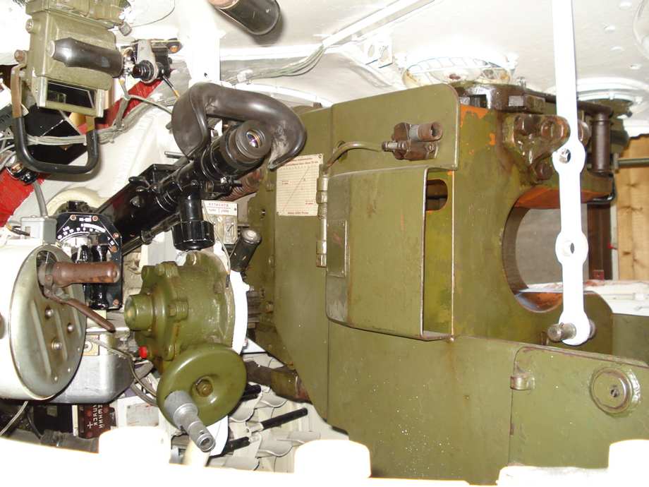 казённая часть орудия, слева виден окуляр прицела&nbsp;ТПД-49&nbsp;&nbsp;