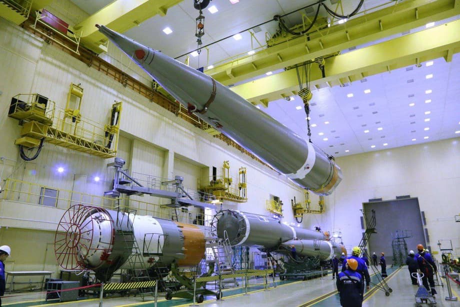Assembly of the "package" of the Soyuz-2.1a rocket