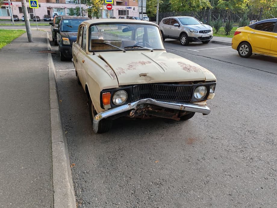 Разбитый в ДТП автомобиль в Москве