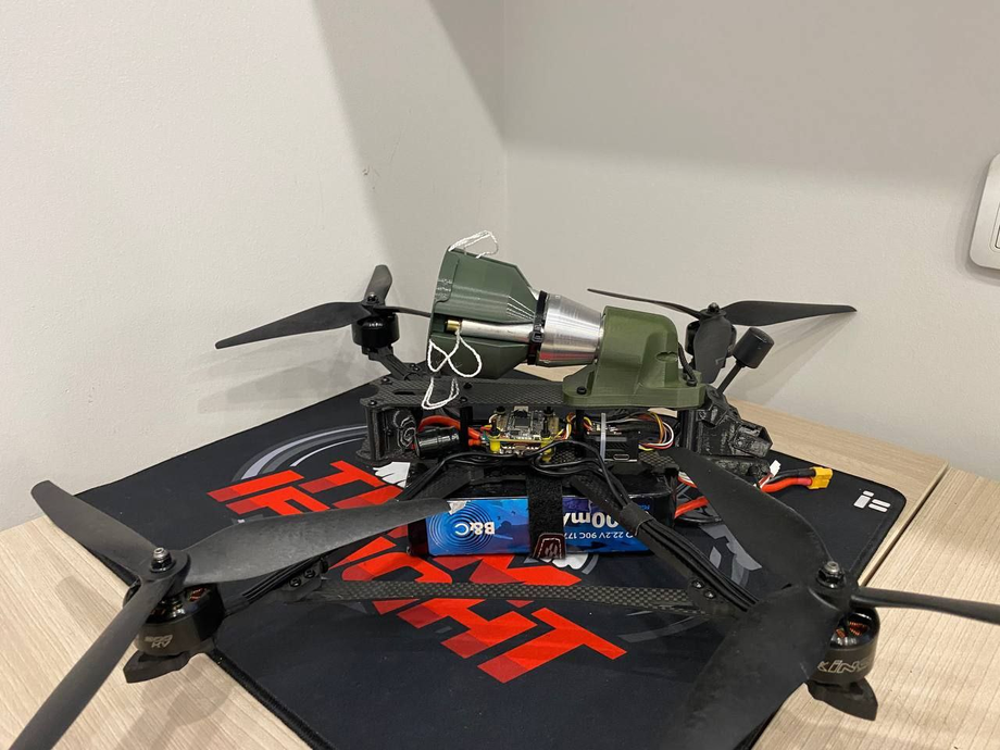 un lanzaredes compacto de solo 300 gramos instalado en un dron