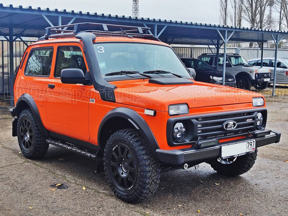 на парковке у дилера&nbsp;Премьера-Центр