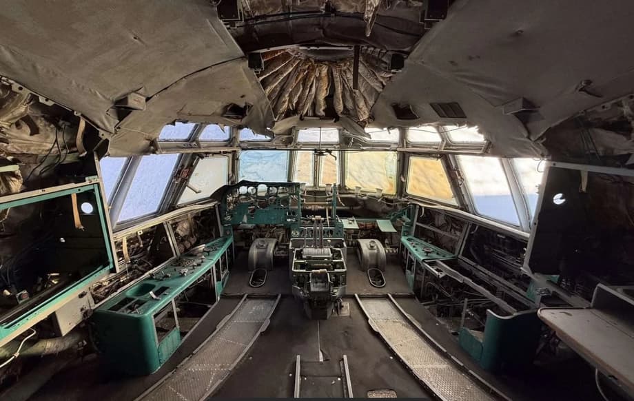 Кабина самолёта Ил-76К внутри