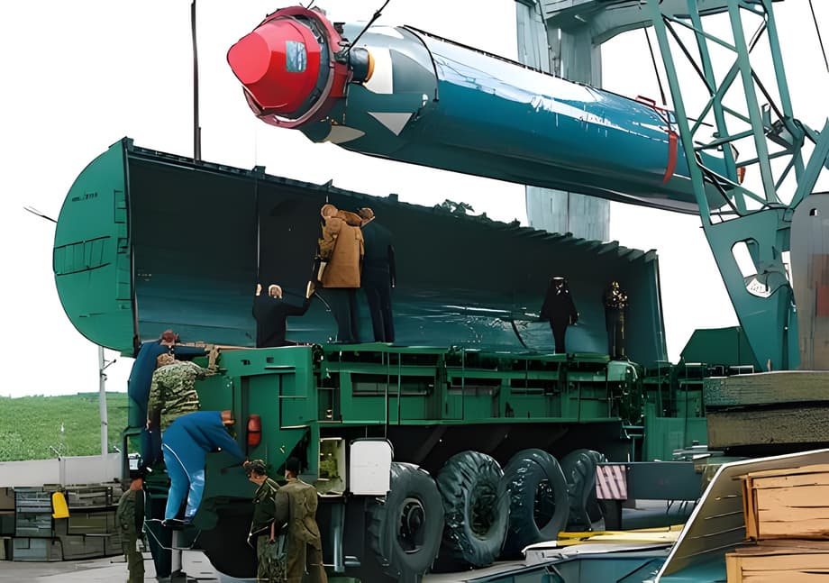 Unloading of the R-29RM missile