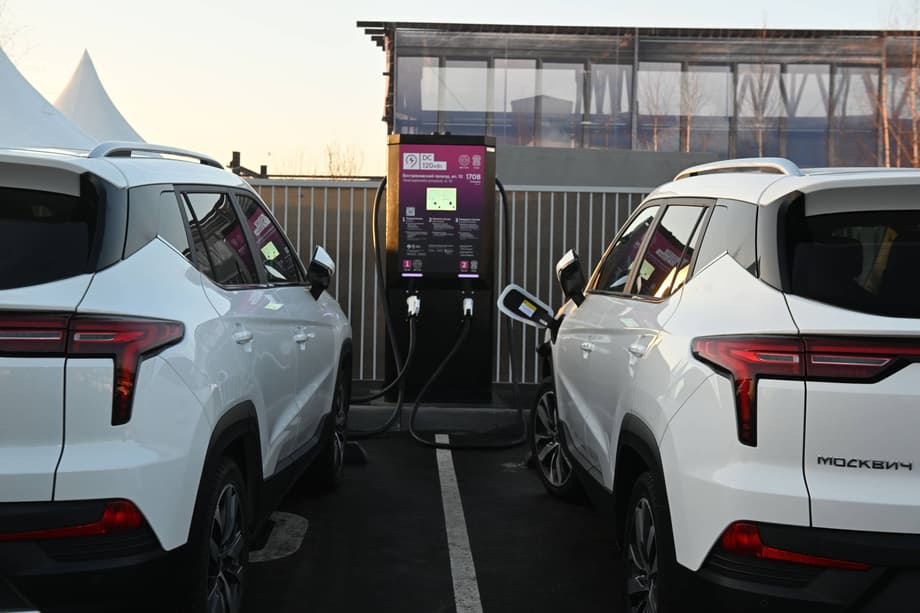 Moskvich 3e crossovers on charge