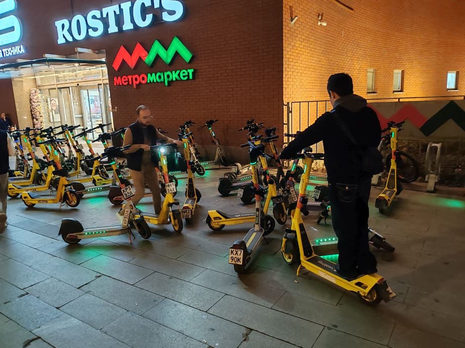 People rent scooters in Moscow<br>