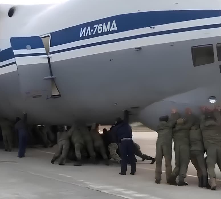 Militares empujando un Il-76MD