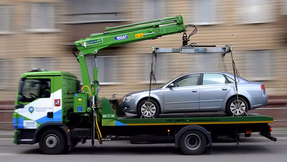 Машина на эвакуаторе