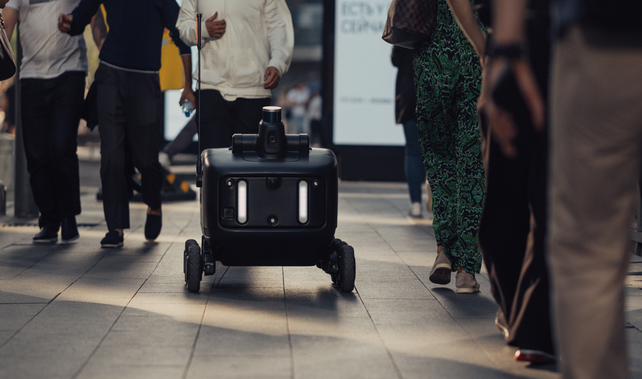 Robot courier in Moscow