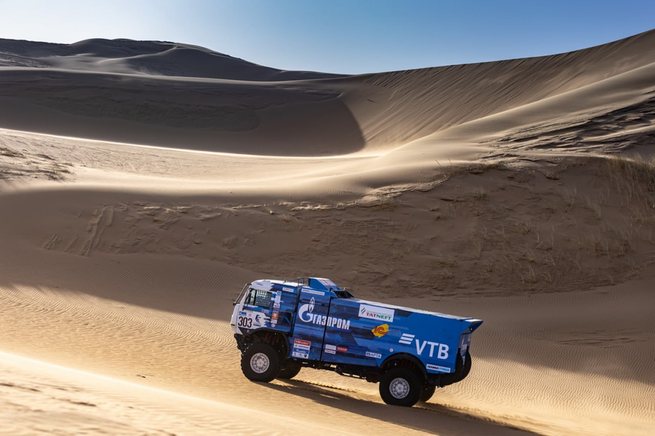 российская команда «КАМАЗ-мастер» тренируется в&nbsp;условиях пустыни Улан-Бух 