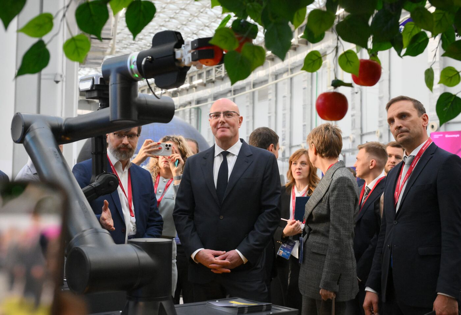 Dmitry Chernyshenko inspects the robot platform from the company "Electromotive" at the V Congress of Young Scientists