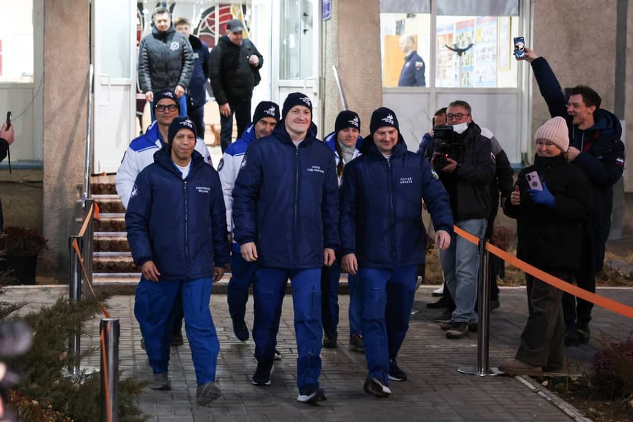 Cosmonauts: Sergei Kud-Sverchkov, Sergei Mikaev, Christopher Williams