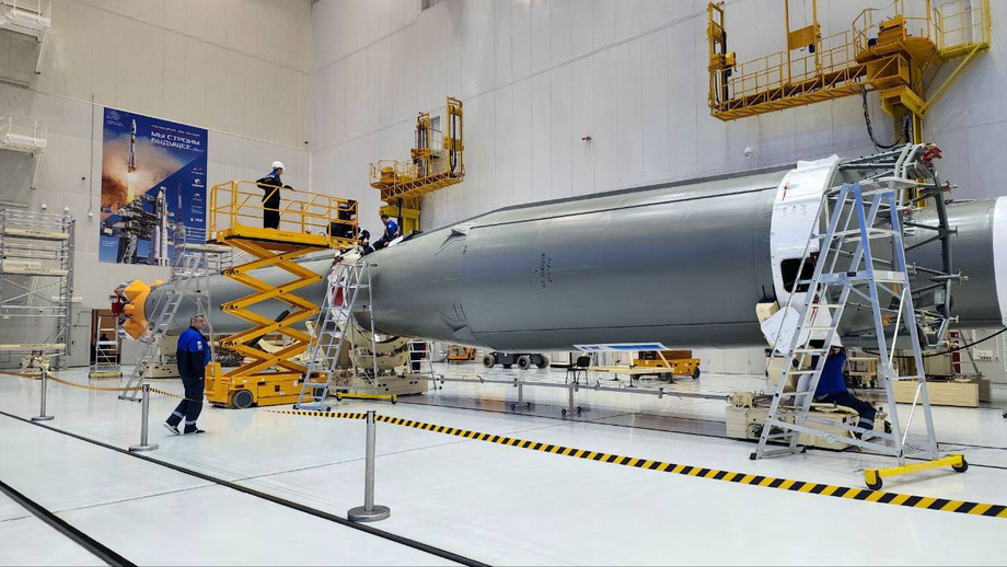 Preparing the "Soyuz 2.1b" launch vehicle