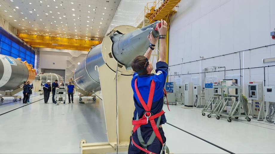 Preparing the "Soyuz 2.1b" launch vehicle