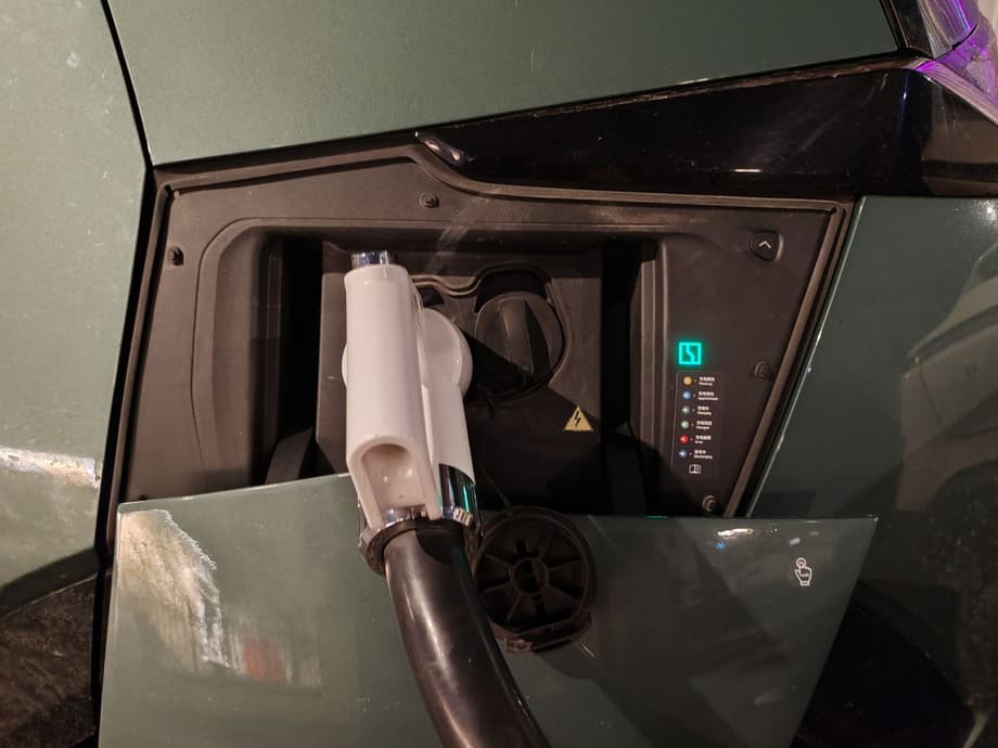 Электромобиль на зарядке&nbsp;