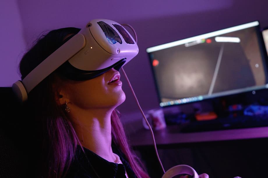 Девушка за видеоигрой