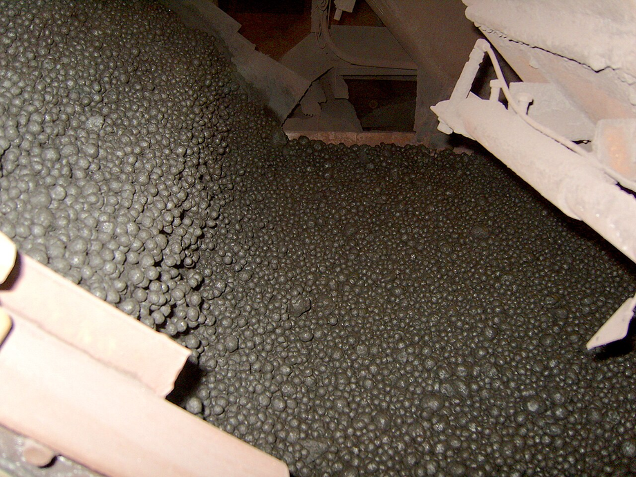 Carga de pellets crudos en la máquina de sinterización