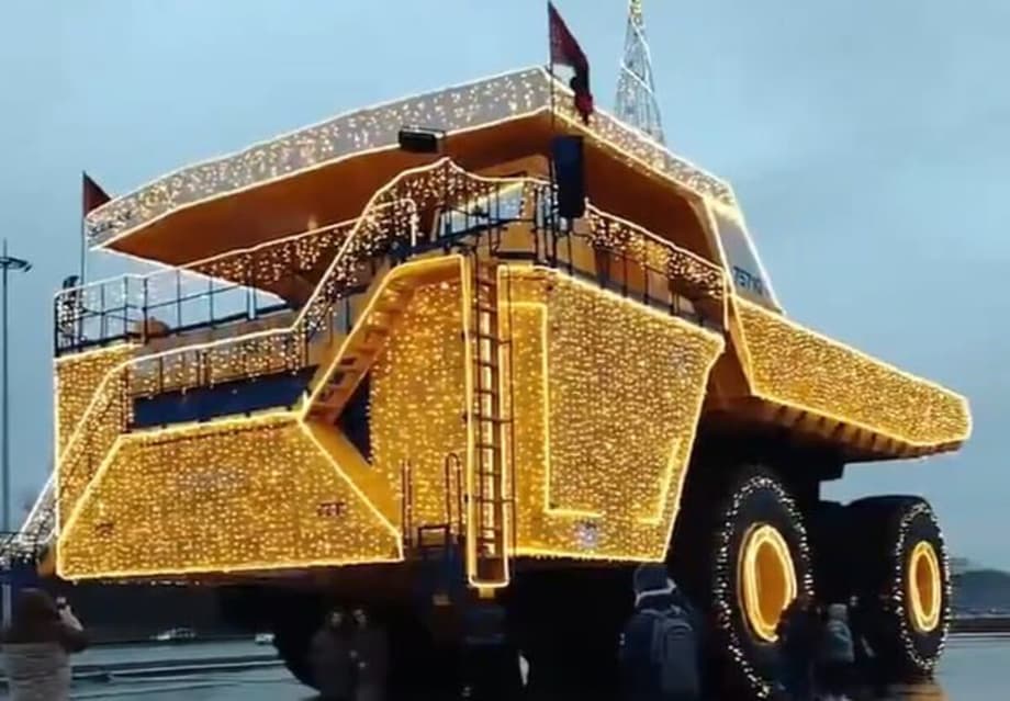 Новогодний арт-объект БелАЗ