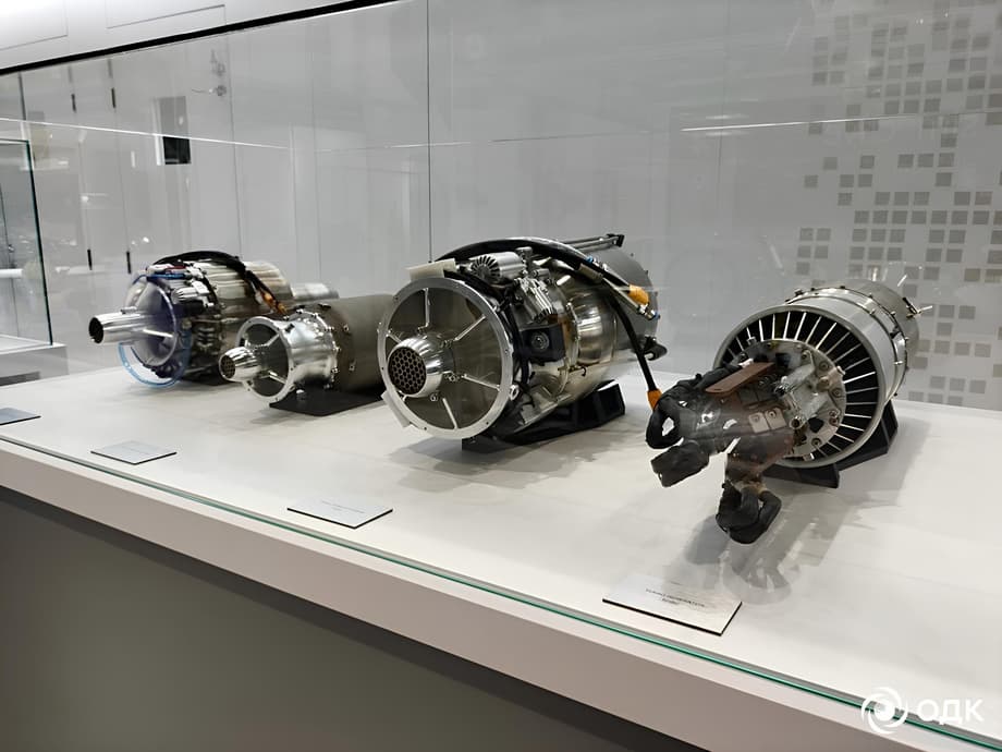 Гибридный двигатель мощностью 500 кВт (второй справа)