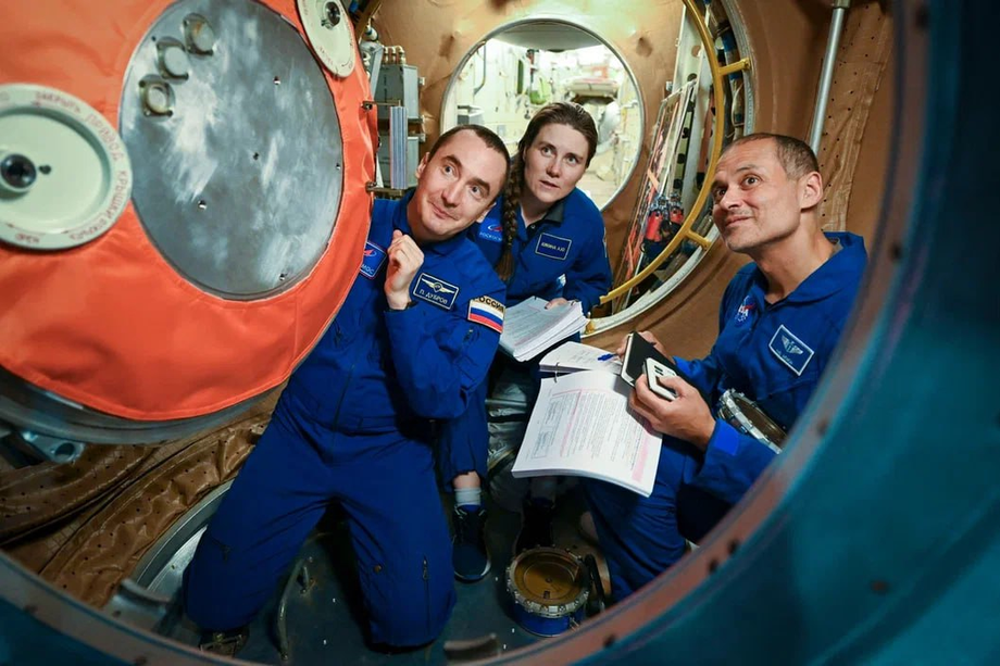 Космонавты Роскосмоса Пётр Дубров, Анна Кикина и астронавт NASA Анил Менон&nbsp;