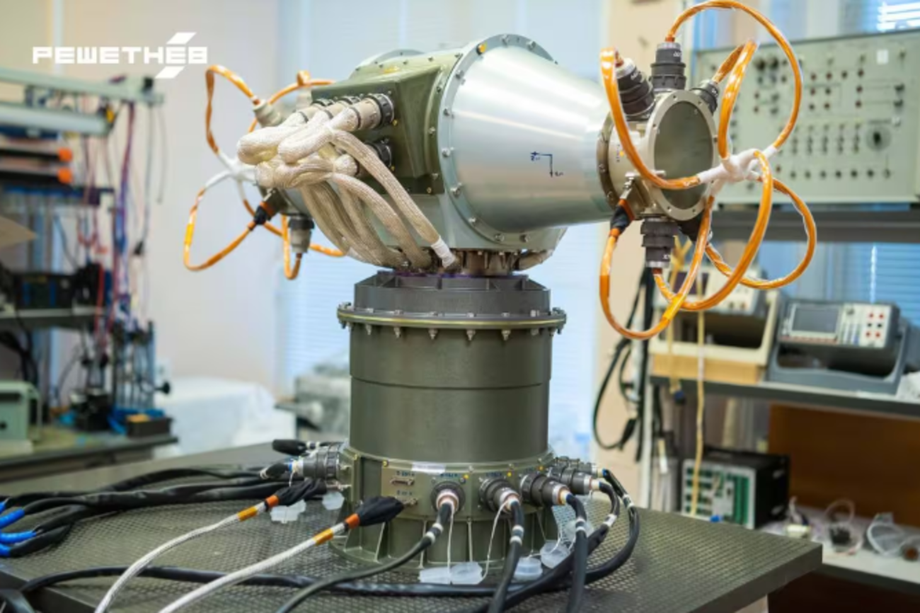 Двухстепенной блок механики для вращения солнечных батарей производства компании&nbsp;«Решетнёв»