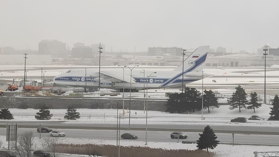 Ан-124-100 «Руслан» в аэропорту Торонто