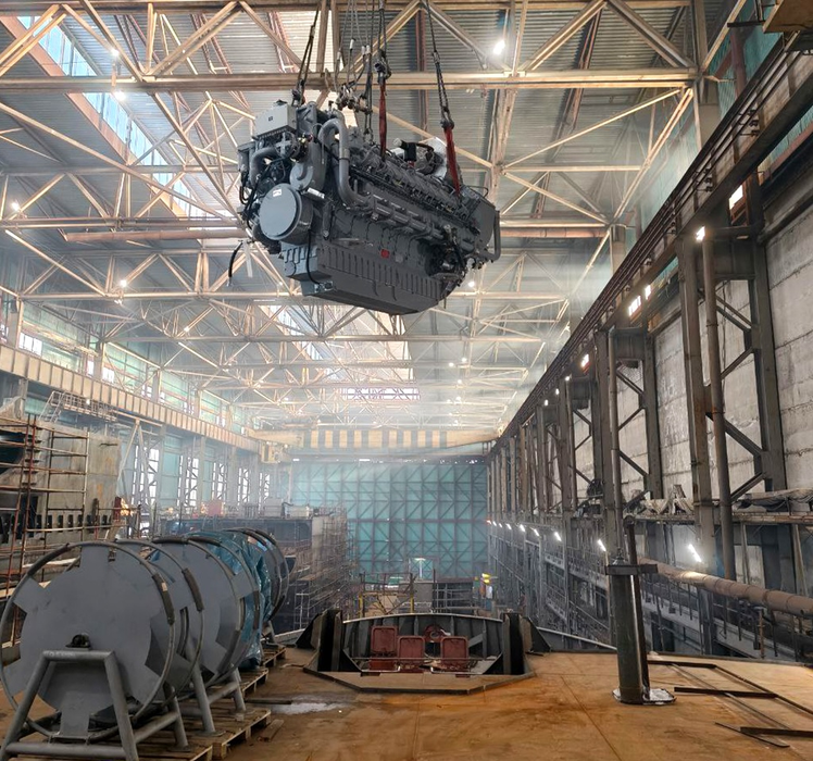 Погрузка двигателей на буксир ледокольного типа «Нарвская застава»