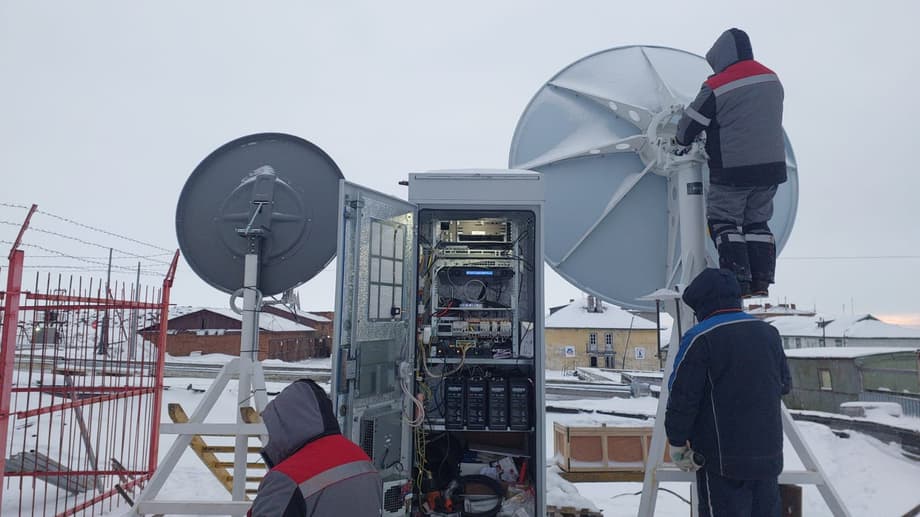 Installation of a telecommunications tower in the Dikson settlement