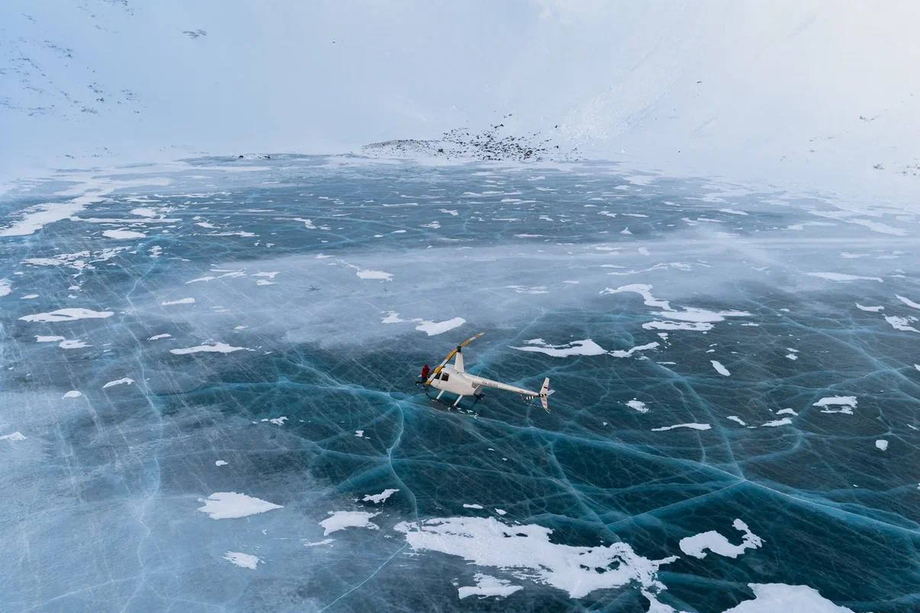 Helicóptero Robinson en el hielo de un lago congelado