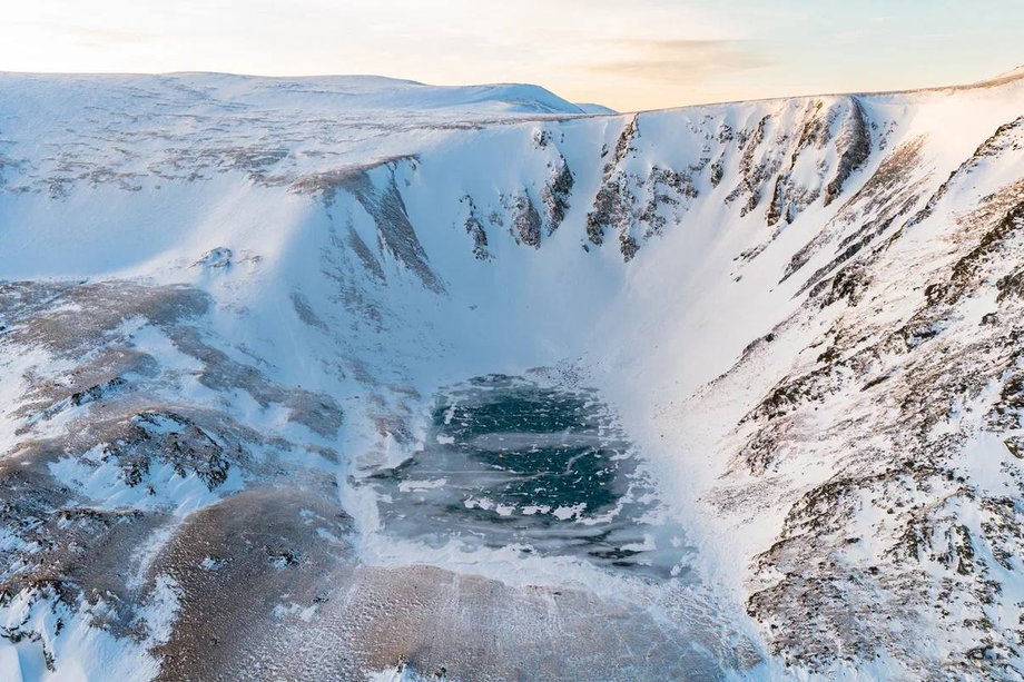 Lago de montaña desde la altura