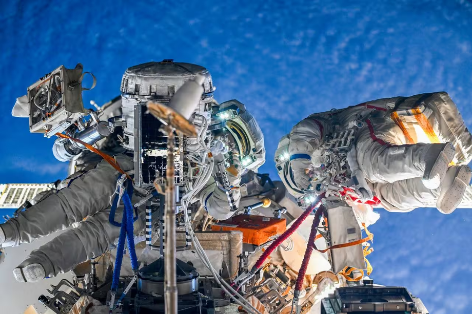 Космонавты в открытом космосе