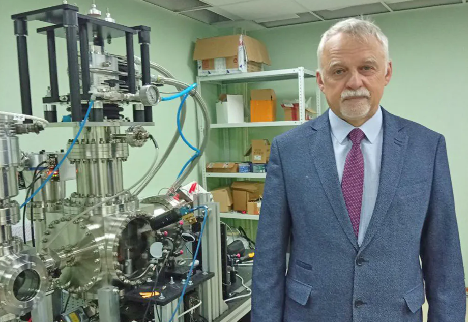 Professor of the Department of Physics of Extreme States of Matter of NRNU MEPhI Sergey Rogozhkin against the background of the atomic tomograph "AtoTom"