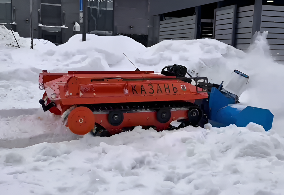 Робот-снегоуборщик на улицах Казани