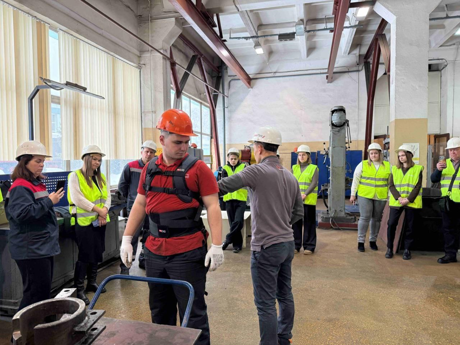 Демонстрация работы экзоскелета на предприятии