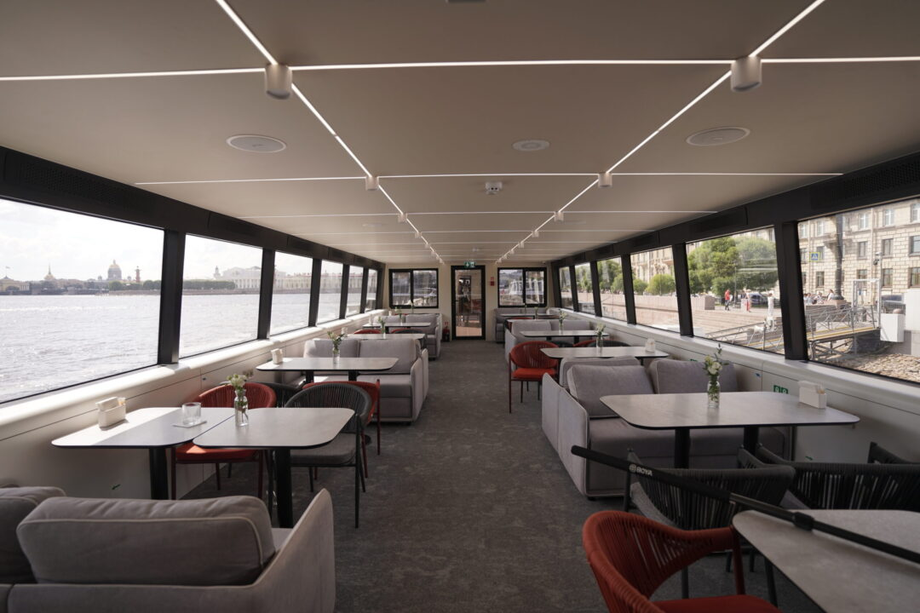 Ресторан в электросудне «Стрельна» проекта «Москва 2.0»