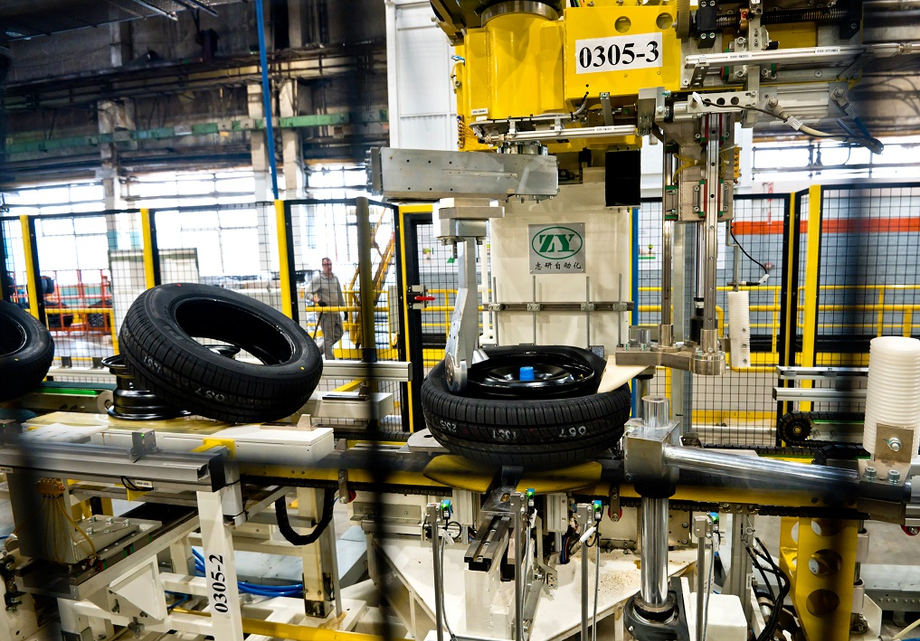Robotic assembly of car wheels at AvtoVAZ