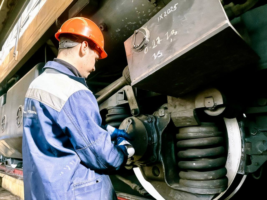 Осмотр колёсной пары тепловоза&nbsp;ТЭМ14