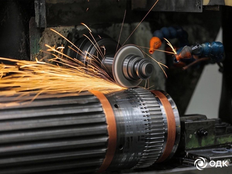 Procesamiento del eje de un motor de turbina de gas en una máquina herramienta