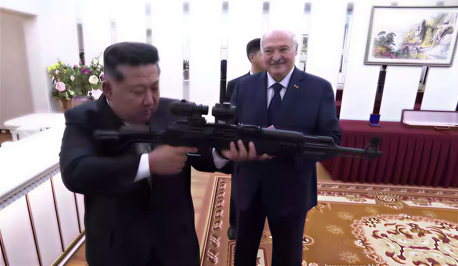 Ким Чен Ын осматривает автомат ВСК-100Б