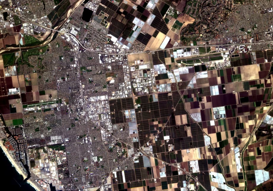 Ciudad de Oxnard en una imagen del satélite "Lobachevsky"