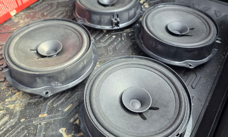 Standard speakers of Lada Iskra